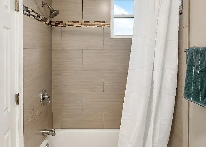 Cozy 5 Min Walk From Downtown Ferienhaus